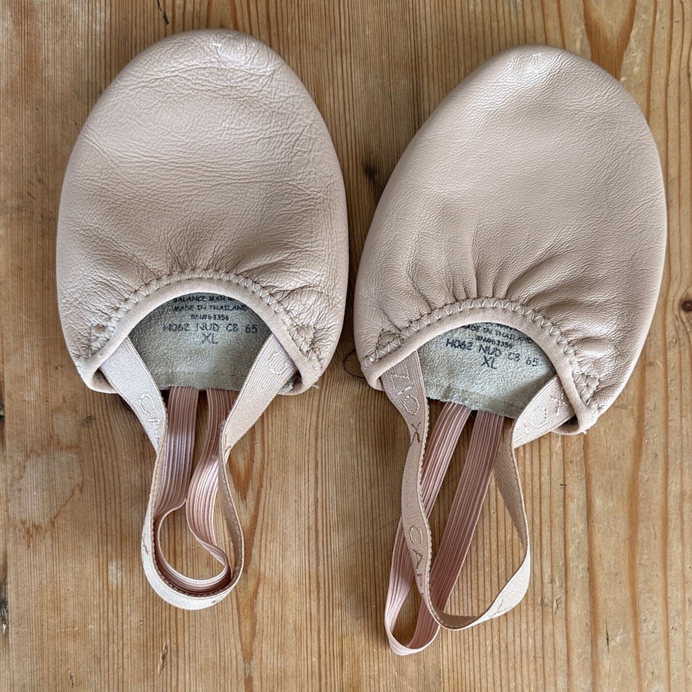 Bloch Women's Ballet Flats in Tan